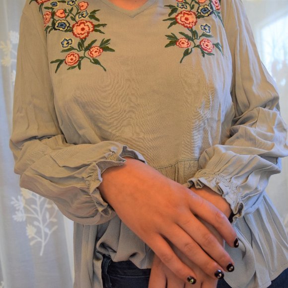 VICI Embroidered Floral Top - Picture 2 of 4